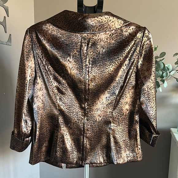 Velvet by Graham & Spencer Leopard print Blouse Cruise Wear, Resort Wear - Picture 3 of 6